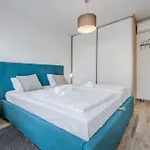 Bells & Whistles, Comfortable * Сплит
