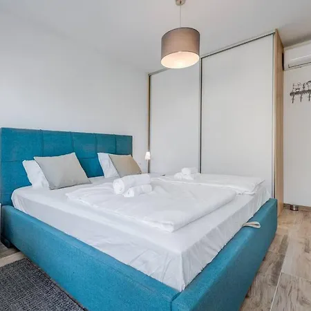 Bells & Whistles, Comfortable Apartment Split
