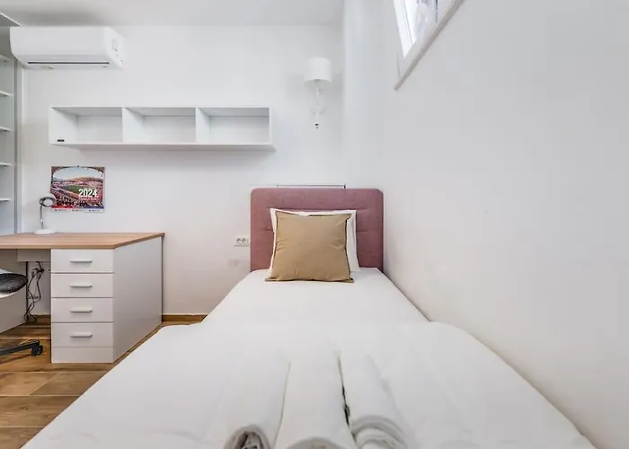 Bells & Whistles, Comfortable 아파트 스플리트