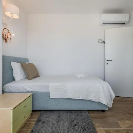 Apartment Bells&whistles *